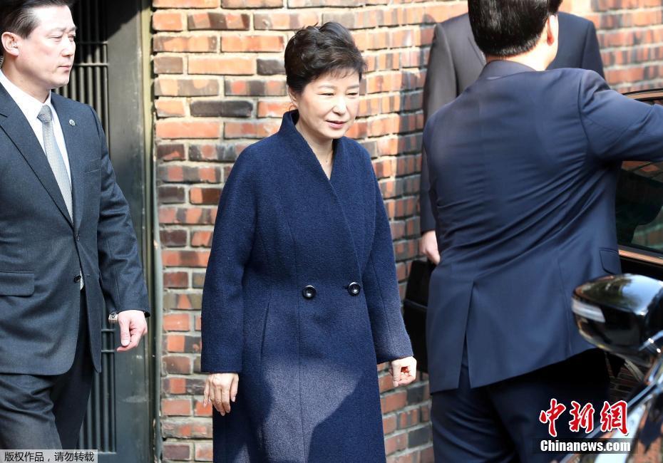 当地时间3月21日，韩国检察厅特别调查本部于21日上午9时30分传唤前总统朴槿惠，对她受贿、滥用职权等嫌疑进行调查，朴槿惠将(🤣)成为(🧣)韩国宪政史上第四位被检方传讯的总统。图为朴槿惠在安保人员的保护下离开居住地。